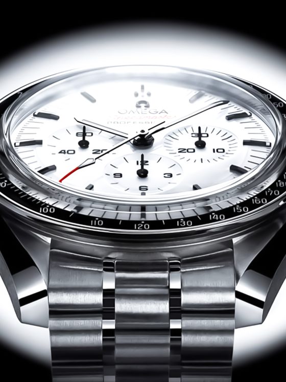 Luce lunare al polso: il nuovo Omega Speedmaster Moonwatch in bianco