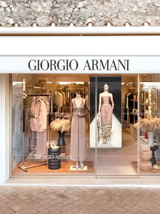 Giorgio Armani ritorna a Capri: un’icona di eleganza tra mare e storia