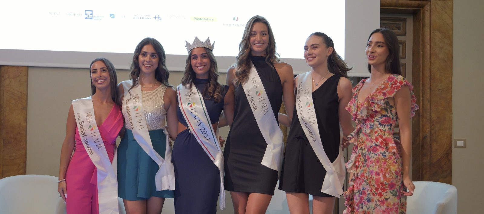 L’Italia paesaggistica, artigianale, culturale e gastronomica, un incontro entusiasmante contornato dalla straordinaria bellezza delle nostre Miss, per il “Premio Piccolo Comune 2025”.
