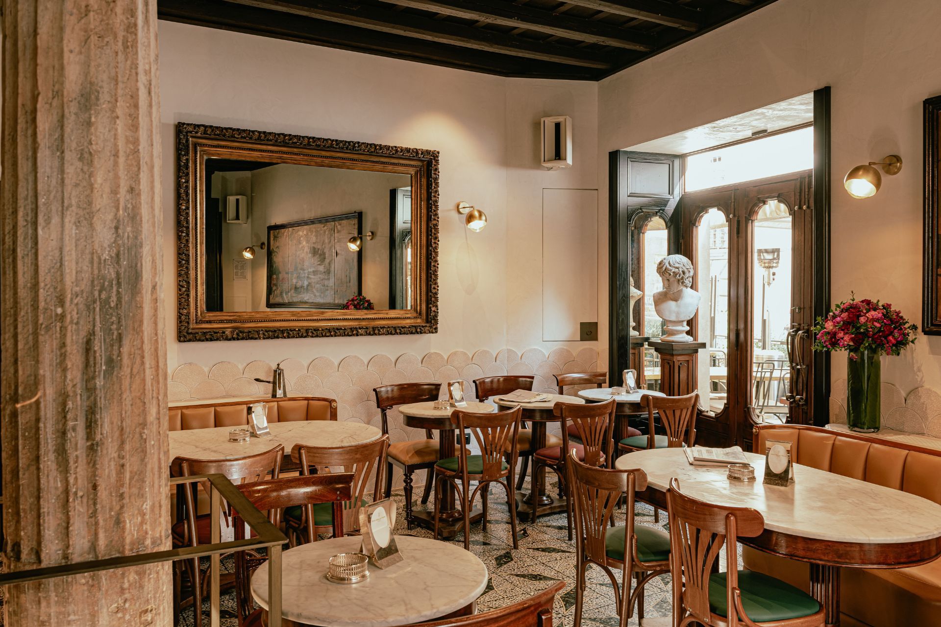 ” Bar della Pace” … Un incontro suggestivo tra passato e presente, un luogo iconico che torna a splendere a Roma a pochi passi da Piazza Navona.