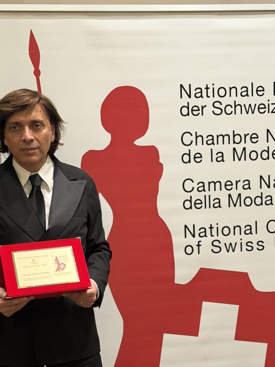 Anton Giulio Grande riceve il premio alla carriera dalla Camera della Moda Svizzera