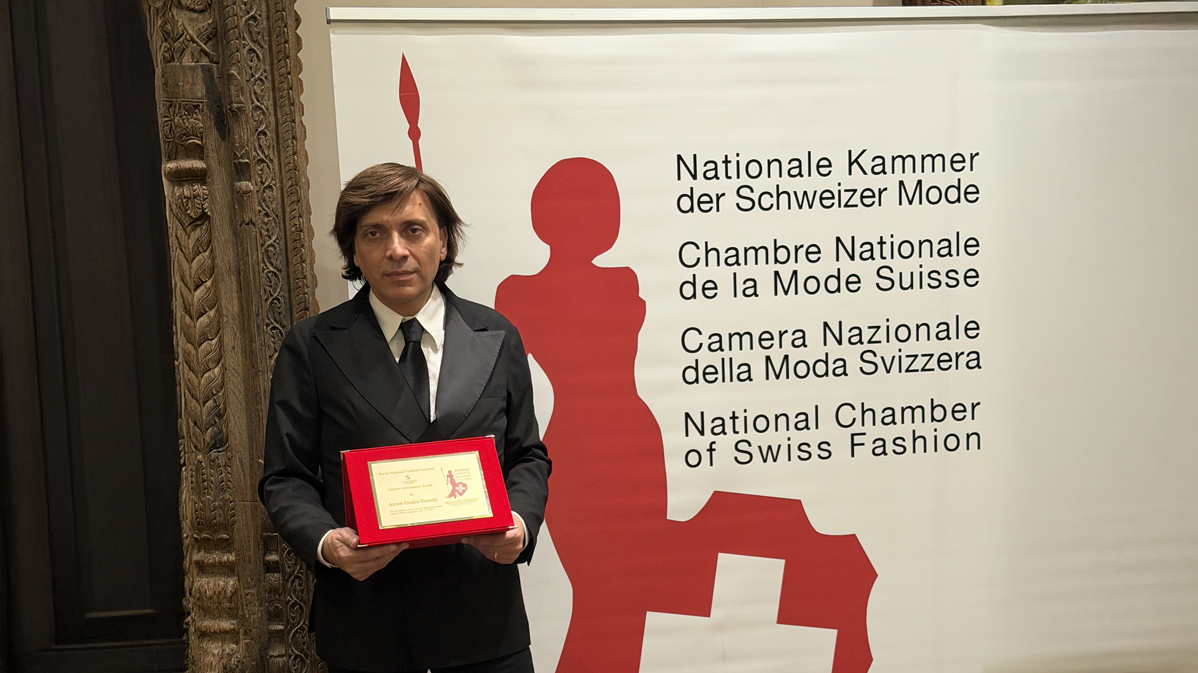 Anton Giulio Grande riceve il premio alla carriera dalla Camera della Moda Svizzera